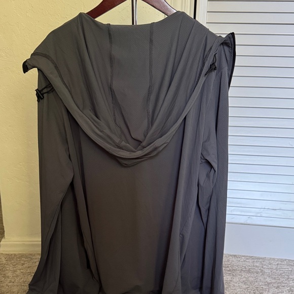 Life Lies In Movement Charcoal jacket.  UPF 50+ Size S - Picture 4 of 4